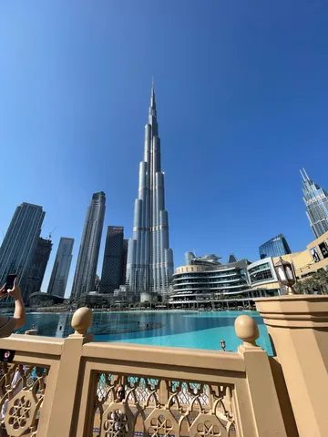 ドバイの象徴、青空に映える