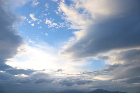 怒涛の雲、一筋の光