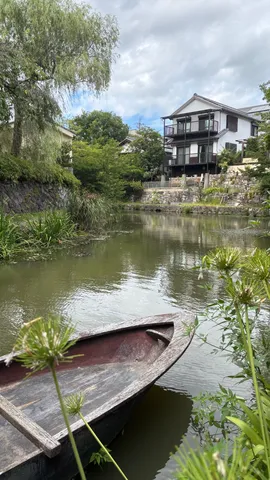 静寂の川面に映る古都の風情