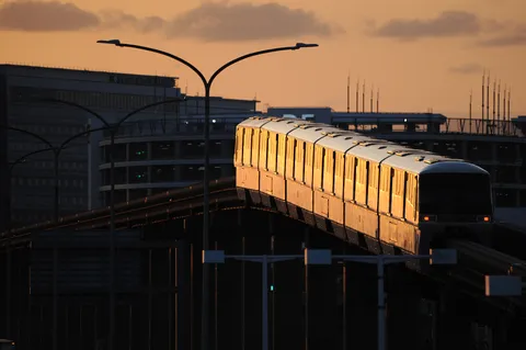 黄金に輝く街の列車