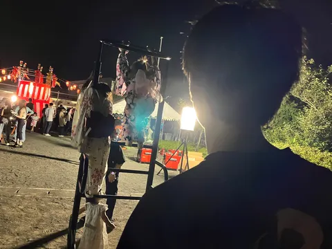 夏祭りの夜、浴衣姿の賑わい