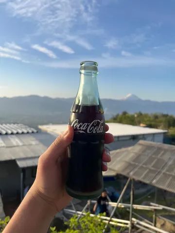 晴れやかな空とコーラ