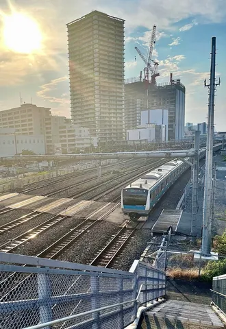 夕陽と線路の街風景