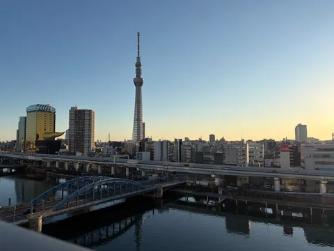 黄昏の都心と水の影