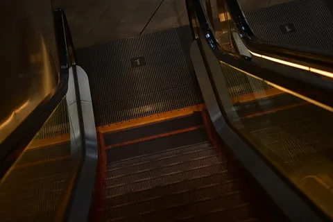 エスカレーターの光と影