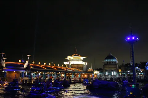 夜の海に浮かぶ未来都市
