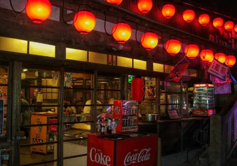 灯る提灯、夜の賑わい