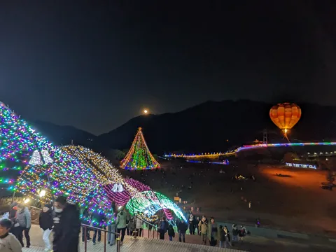光のトンネルと夜空のバルーン