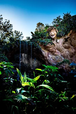 水しぶきと笑顔の巨石