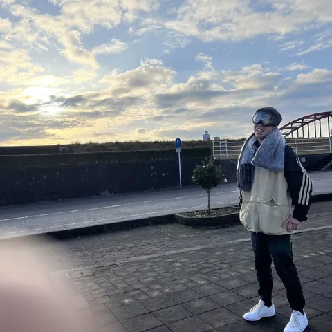 夕焼け空とゴーグル姿