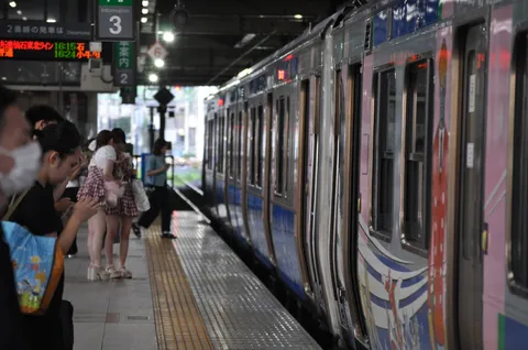 ホームの静かな待機風景