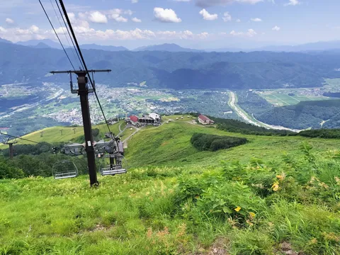 緑まぶしい山頂の開放感