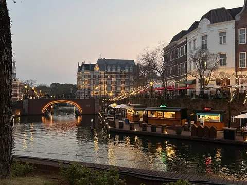 運河に瞬く光の夜景