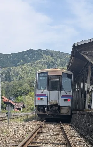 山の駅に静かに佇む