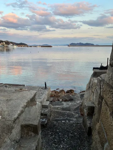夕暮れの静かな海辺