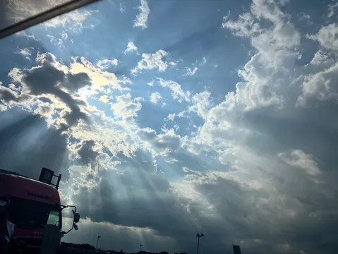 神々しい光のシャワー