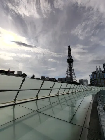 空とタワー、ガラスの未来感
