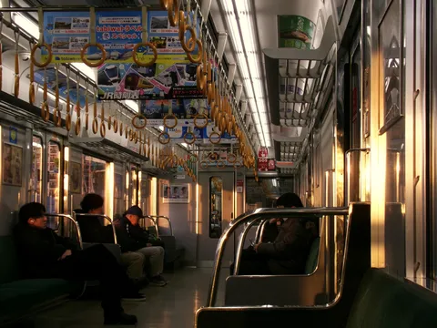 夕焼け電車、車内まで染まってる？