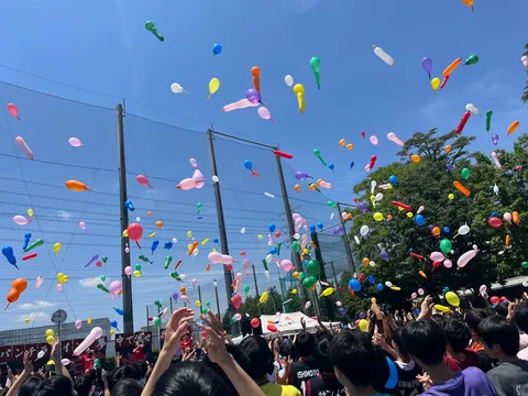 晴れた空に舞うカラフルな風船