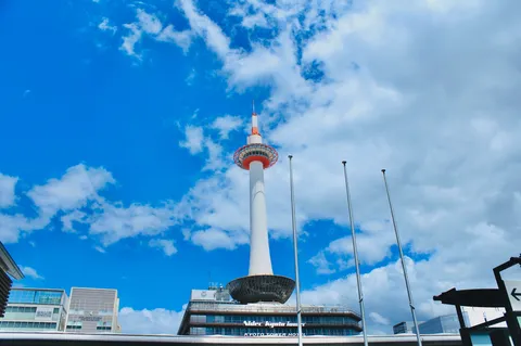 青空と塔が紡ぐ夏の日