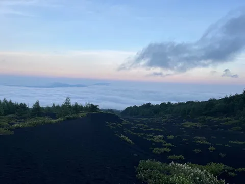 雲海の上に広がる宇宙