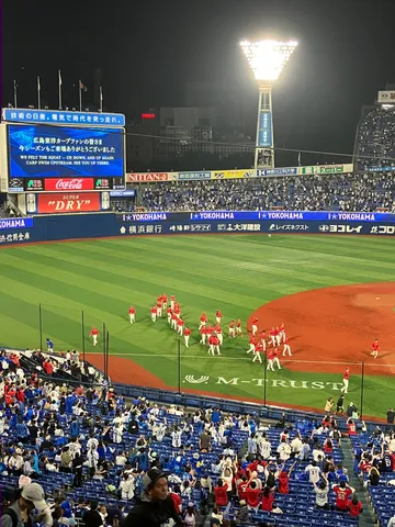 夜の球場に集う赤の群れ