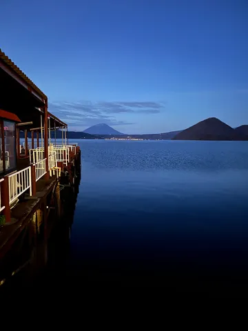静寂の湖畔、夜明け前のひととき