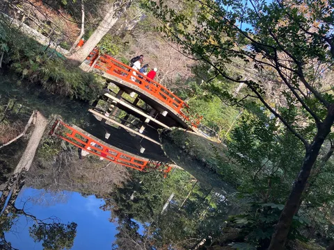 水面に映る、逆さまの橋