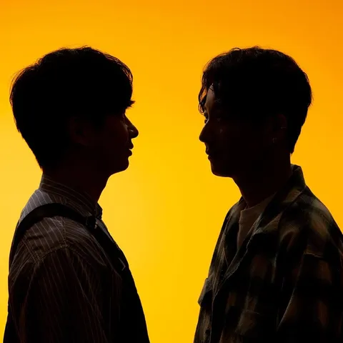 黄色の世界で向き合う影
