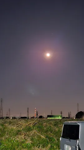 空に滲む光と鉄塔の影