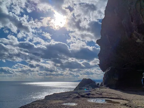 輝く水面と岩肌、ドラマチックな風景