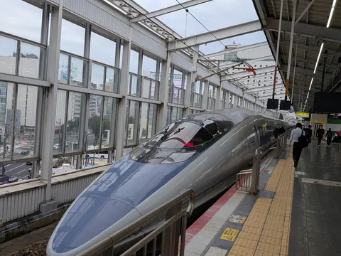 駅の風を切る新幹線