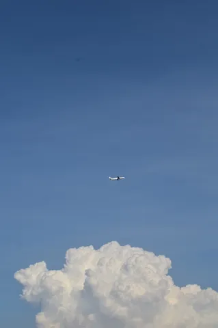 広がる青空、小さな飛行機