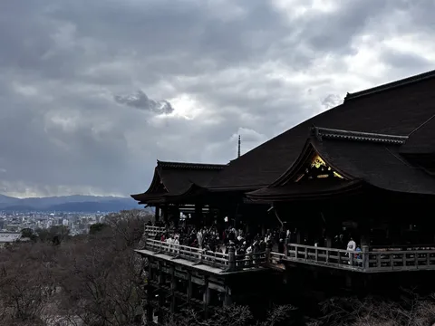 雲間の木造寺院の情景