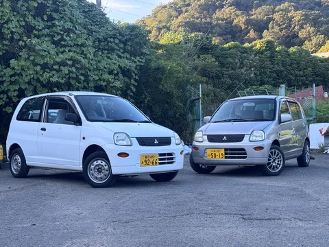 並ぶ白と銀の午後