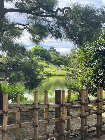 古城と庭園、緑に映える和の風景