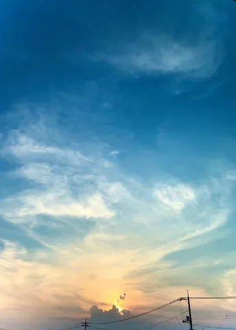 空と電線の夕暮れコントラスト