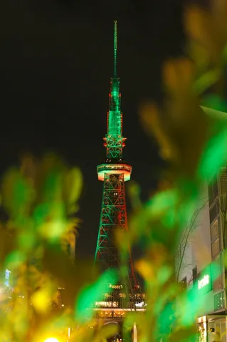 緑と赤の光が灯るタワー