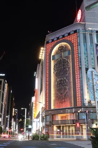 夜景に浮かぶ豪華な灯り