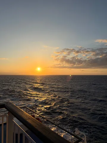海上の旅、夕陽に染まる道