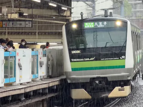 雨の横浜線ホームの佇まい