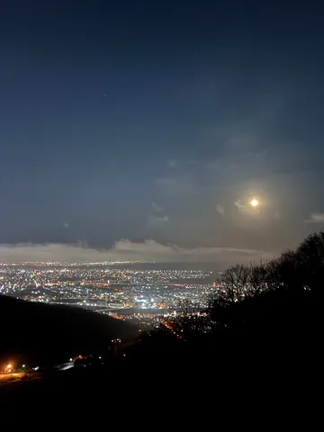月明かりに照らされる夜景