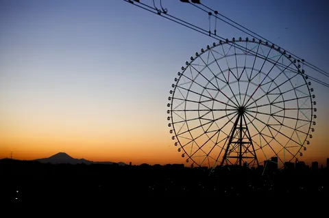 夕映えに佇む観覧車