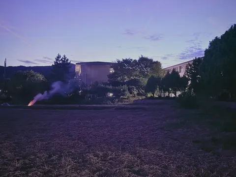 静寂を破る、燃えるような空