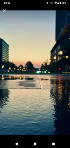 雨上がりの街灯、水たまりの反射