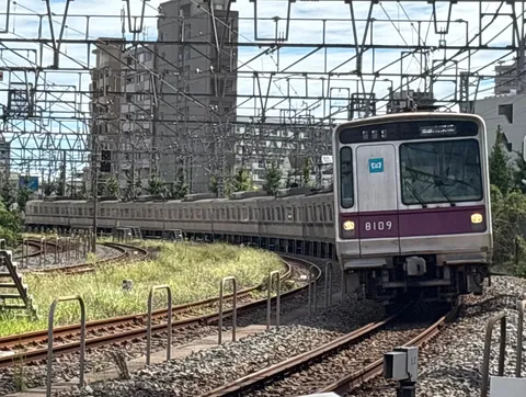 曲線を描く線路と街影