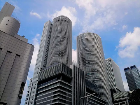 高層街の青い風景