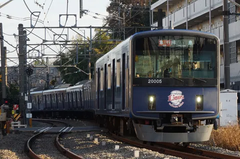 ライオンズカラーの電車、疾走