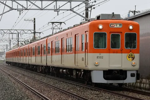 雨を駆けるオレンジの列車