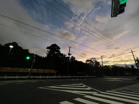 夕暮れの信号と影